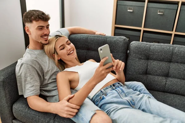 Young Caucasian Couple Smiling Happy Using Smartphone Home — Stock Photo, Image