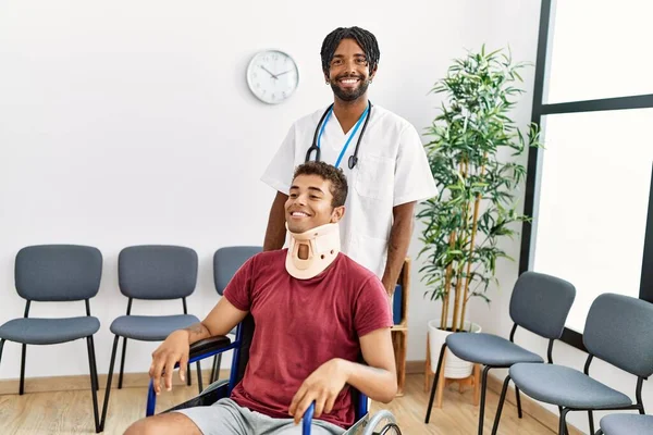 Zwei Männer Physiotherapeut Und Patient Rollstuhl Bei Ärztlicher Beratung Krankenhaus — Stockfoto