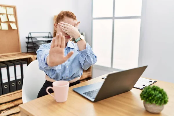 Giovane Donna Rossa Che Lavora Ufficio Utilizzando Computer Portatile Che — Foto Stock