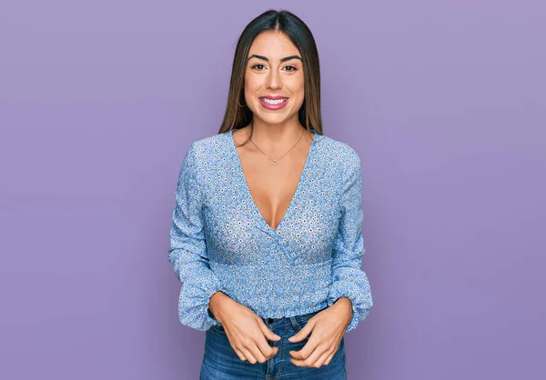 Ung Latinamerikansk Kvinna Klädd Avslappnade Kläder Med Ett Glatt Och — Stockfoto