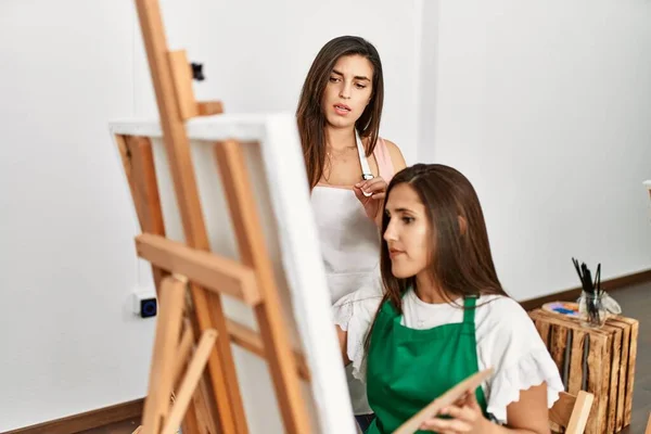Studente Insegnante Con Espressione Seria Pittura Presso Scuola Arte — Foto Stock