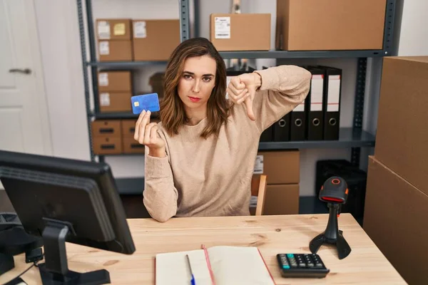 Young Woman Working Small Business Ecommerce Holding Credit Card Angry — Stock Photo, Image