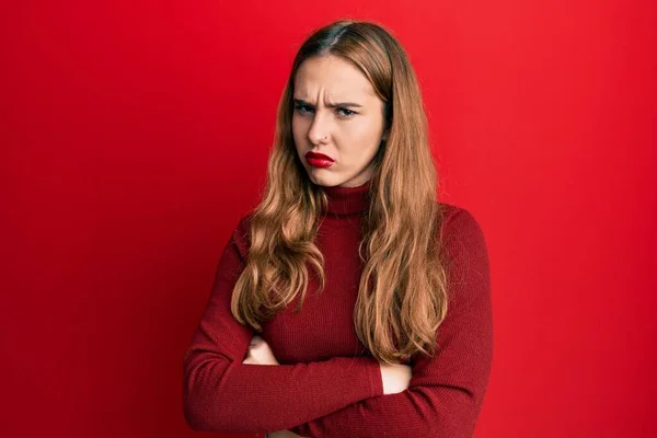 터틀넥 스웨터를 금발의 여자는 의심많고 나머지 얼굴을 붉히는 달갑지 부정적 — 스톡 사진