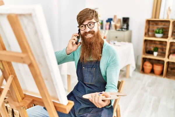 Jovem Ruiva Homem Sorrindo Desenho Confiante Falando Smartphone Estúdio Arte — Fotografia de Stock