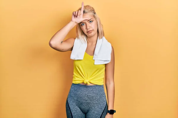 Beautiful Blonde Sports Woman Wearing Workout Outfit Making Fun People — Stockfoto