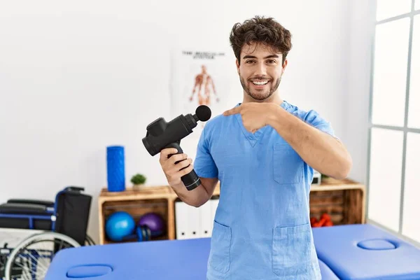 Hispanic Physiotherapy Man Working Pain Recovery Clinic Muscle Gun Smiling — Photo