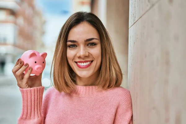 Jong Kaukasisch Meisje Glimlachen Gelukkig Holding Spaarvarken Bank Stad — Stockfoto