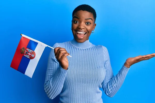 Jong Afrikaans Amerikaans Vrouw Houden Serbia Vlag Vieren Prestatie Met — Stockfoto
