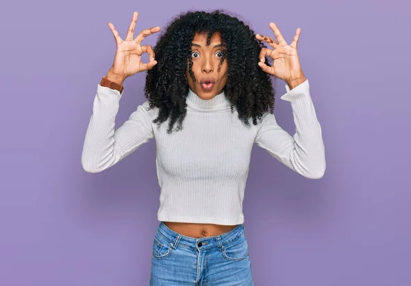 Chica Afroamericana Joven Con Ropa Casual Que Parece Sorprendido Sorprendido —  Fotos de Stock