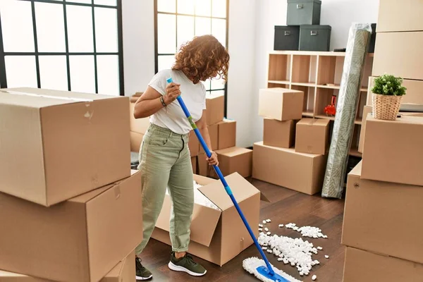 Mujer Hispana Mediana Edad Sonriendo Confiado Piso Limpieza Nuevo Hogar — Foto de Stock