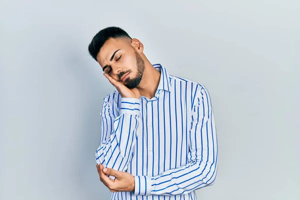 Jonge Latijns Amerikaanse Man Met Baard Draagt Casual Gestreepte Shirt — Stockfoto