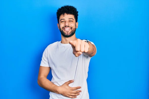 Mladý Arabský Muž Plnovousem Sobě Nenucenou Bílou Košili Smějící Ukazující — Stock fotografie