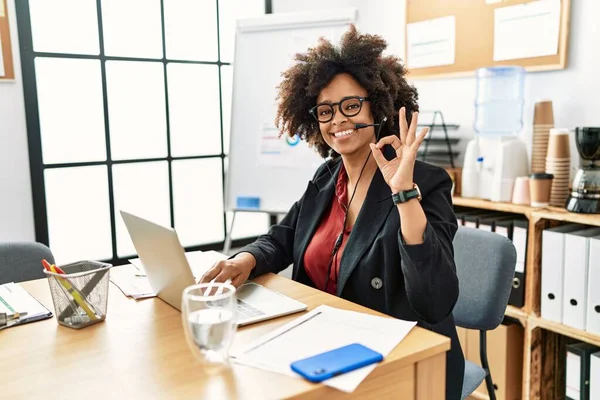 Mulher Afro Americana Com Cabelo Afro Trabalhando Escritório Usando Fone — Fotografia de Stock