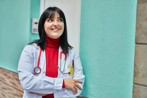 Jeune Femme Brune Portant Uniforme Médecin Stéthoscope Appuyé Sur Mur — Photo