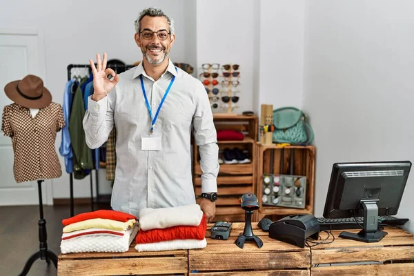 Ein Spanischer Mann Mittleren Alters Der Als Manager Einer Einzelhandelsboutique — Stockfoto