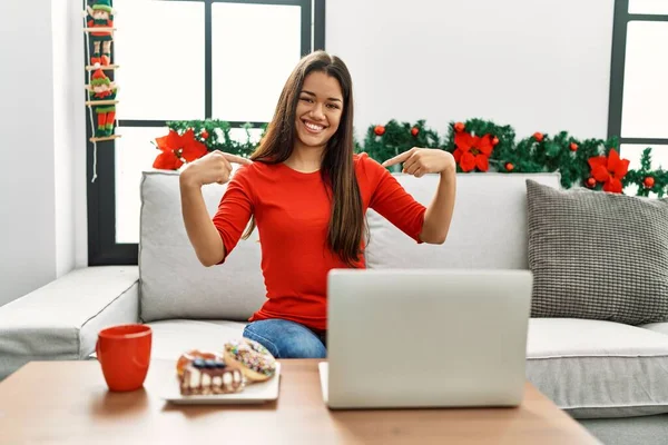 Jovem Morena Usando Laptop Sentado Sofá Natal Olhando Confiante Com — Fotografia de Stock