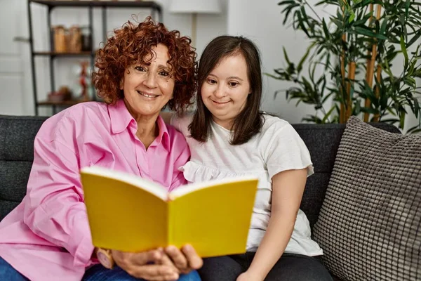 Reife Mutter Und Syndrom Tochter Hause Beim Lesen Eines Buches — Stockfoto