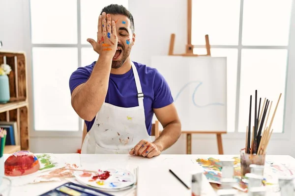 Ung Latinamerikansk Man Med Skägg Konststudio Med Målat Ansikte Som — Stockfoto
