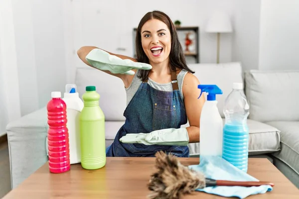 Young Brunette Woman Wearing Cleaner Apron Gloves Cleaning Home Gesturing — Stock Photo, Image