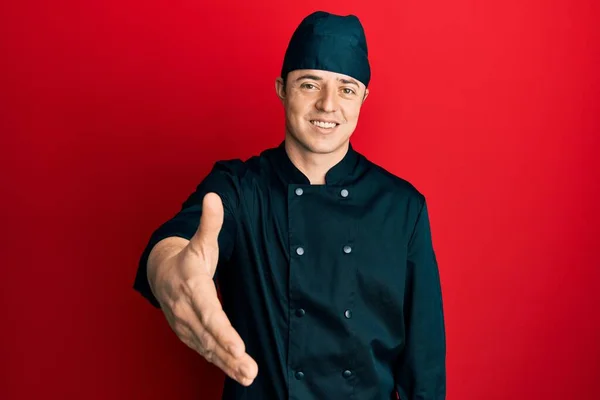 Bello Giovane Uomo Indossando Uniforme Cuoco Professionale Cappello Sorridente Amichevole — Foto Stock