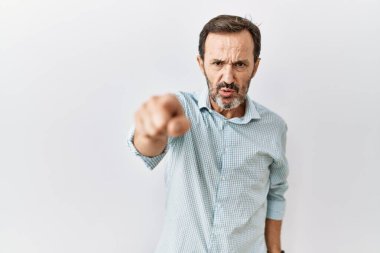 Orta yaşlı, sakallı bir adam izole edilmiş arka planda dikiliyor. Kameraya kızgın ve sinirli olduğunu gösteriyor. 