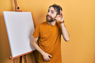 Boyacı sehpasının yanında dikilen sakallı beyaz bir adam kulağına fısıldayarak dedikodu ya da dedikoduları dinliyor. Sağırlık kavramı. 