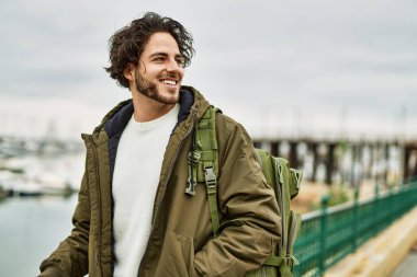 Limanda gülümseyen yakışıklı İspanyol adam.