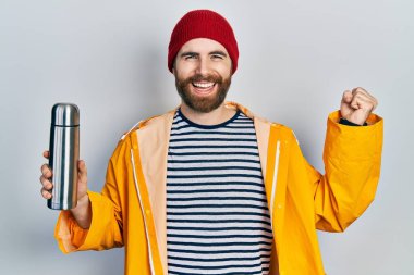 Beyaz, sakallı, termosu olan bir adam gururla bağırıyor, zaferi kutluyor ve kollarını kaldırdığı için heyecanlanıyor. 