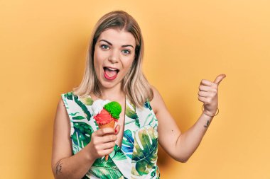 Güzel beyaz kadın dondurma yiyor. Parmağını yana doğru uzatıyordu. Ağzı açık gülümsüyordu. 