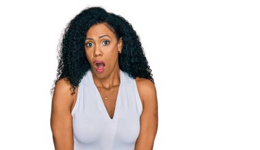 Orta yaşlı Afro-Amerikalı kadın kolsuz gömlekli, gündelik giyinmiş. Şaşırmış ve korkmuş bir ifade, korku ve heyecanlı bir yüz ifadesi var.. 