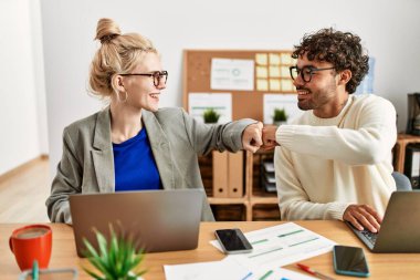 Ofiste yumruklaşan iki iş adamı..