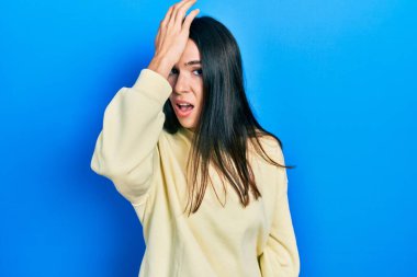 Gündelik eşofman giyen genç esmer kadın bir hata yüzünden elleri başının üstünde şaşırdı. Hatayı hatırla. Unuttum, kötü hafıza kavramı. 