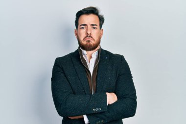 Sakallı, kollarını çapraz yapmış yakışıklı beyaz bir adam. Depresyona girmiş, üzüntüden ağlayan, sinirli ve korkmuş. hüzünlü ifade. 