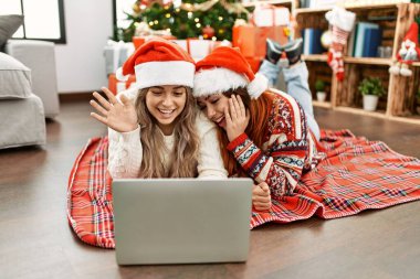 Kadın çiftin evdeki Noel ağacının yanında yerde yatarken videosu var.