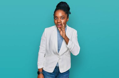 Genç Afro-Amerikalı kadın, iş kıyafetleri giymiş, ağızdan ağıza, gizli dedikodular söylüyor, kötü niyetli konuşmalar fısıldıyor. 