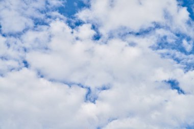 Güneşli bir günde bulutlu güzel mavi gökyüzü