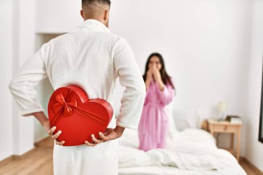 Genç İspanyol bir adam yatak odasında sevgilisine sevgililer günü hediyesiyle sürpriz yapıyor..