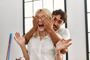 Adam yeni evinde sevgilisine sürpriz yapıyor..