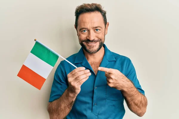 Muž Středního Věku Držící Irskou Vlajku Úsměvem Ukazující Rukou Prstem — Stock fotografie