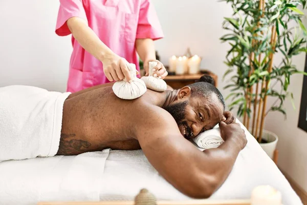 Giovane Africano Americano Uomo Sorridente Fiducioso Avendo Massaggio Alla Schiena — Foto Stock