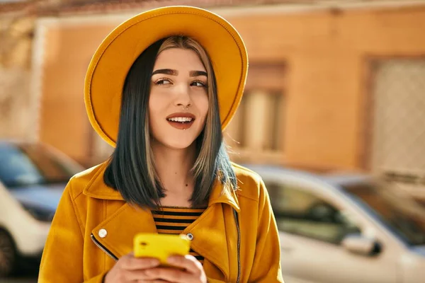 코카서스 소녀는 도시에서 스마트폰으로 행복하게 — 스톡 사진