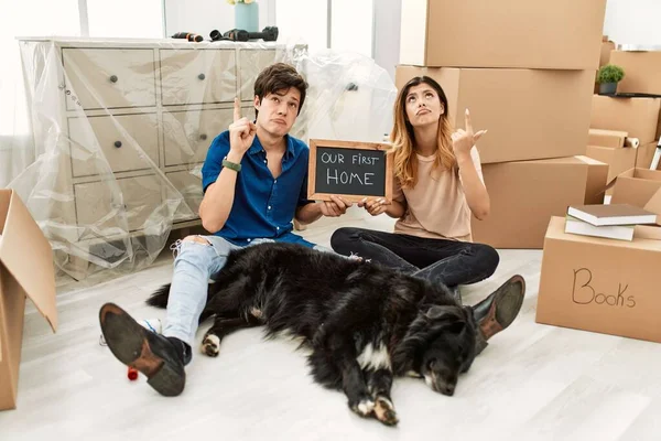 Jovem Casal Caucasiano Com Cão Segurando Nosso Primeiro Quadro Negro — Fotografia de Stock