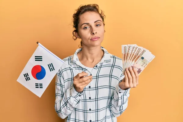 Joven Morena Sosteniendo Billetes Surcoreanos Ganó Relajado Con Expresión Seria —  Fotos de Stock