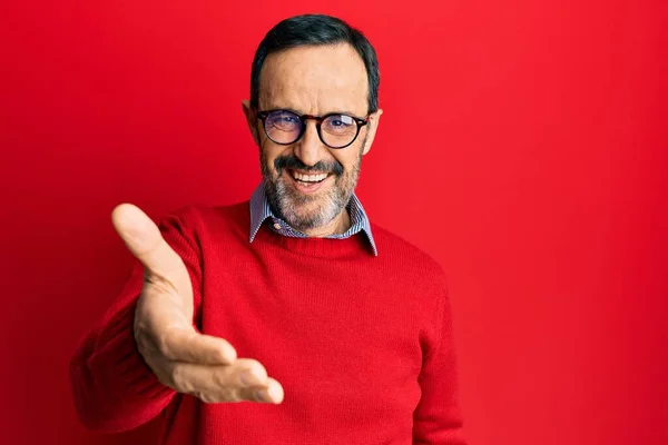 Orta Yaşlı Spanyol Bir Adam Günlük Kıyafetler Gözlük Takıyor Gülümsüyor — Stok fotoğraf