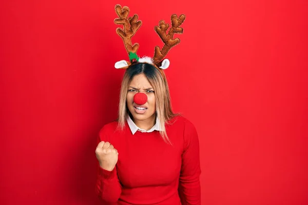 Beautiful Hispanic Woman Wearing Deer Christmas Hat Red Nose Angry — стоковое фото