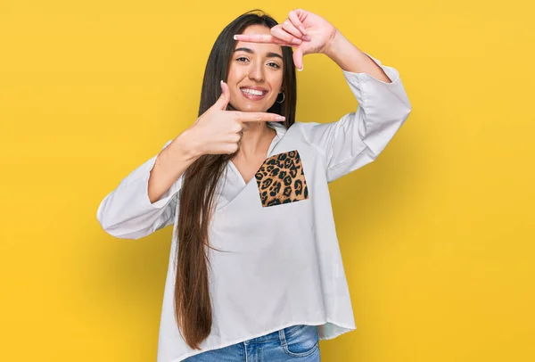Jong Latijns Amerikaans Meisje Met Casual Kleding Die Glimlacht Een — Stockfoto