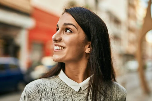 Ung Latinamerikansk Kvinna Ler Lycklig Stående Vid Staden — Stockfoto