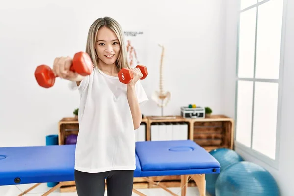 Joven Mujer China Haciendo Rehabilitación Usando Pesas Clínica —  Fotos de Stock