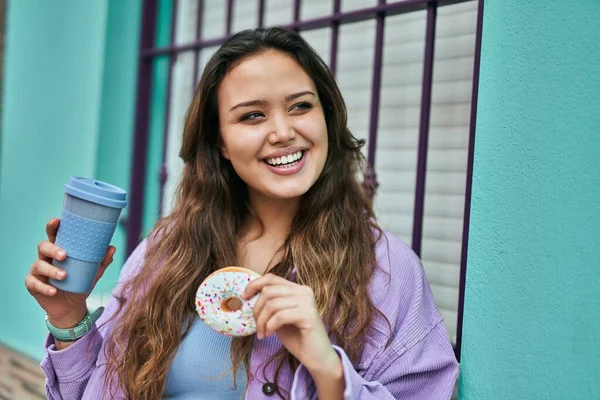 Joven Mujer Hispana Sonriendo Feliz Desayunando Ciudad — Foto de Stock