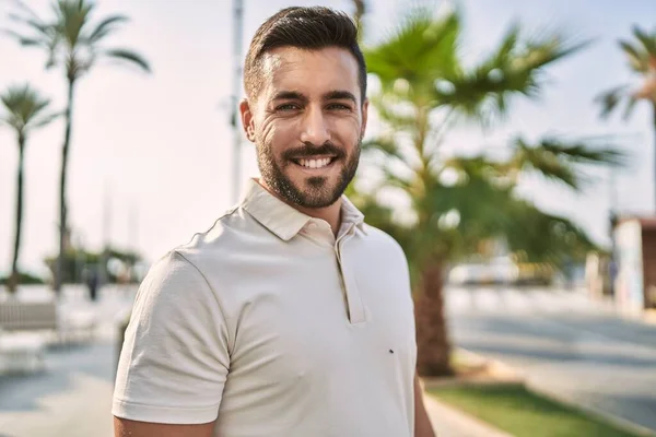 Jovem Hispânico Sorrindo Confiante Andando Rua — Fotografia de Stock